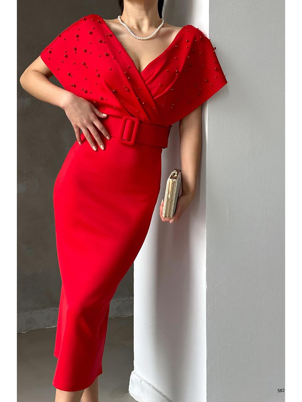 Kırmızı Kemerli Scuba Kumaş İnci Detaylı Elbise-3