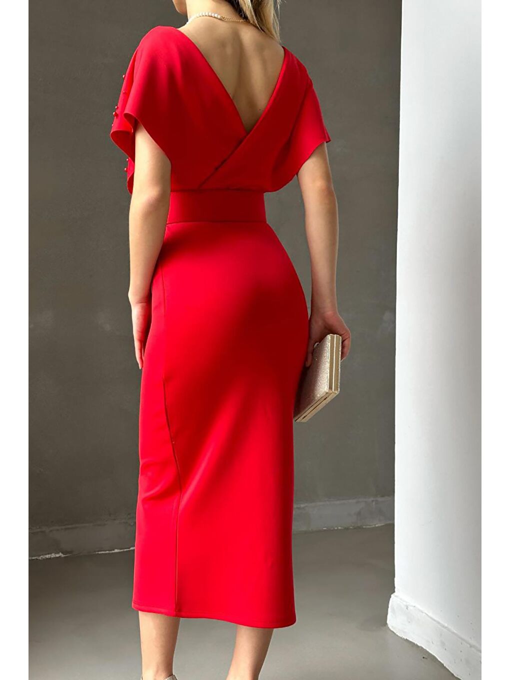 Kırmızı Kemerli Scuba Kumaş İnci Detaylı Elbise-4