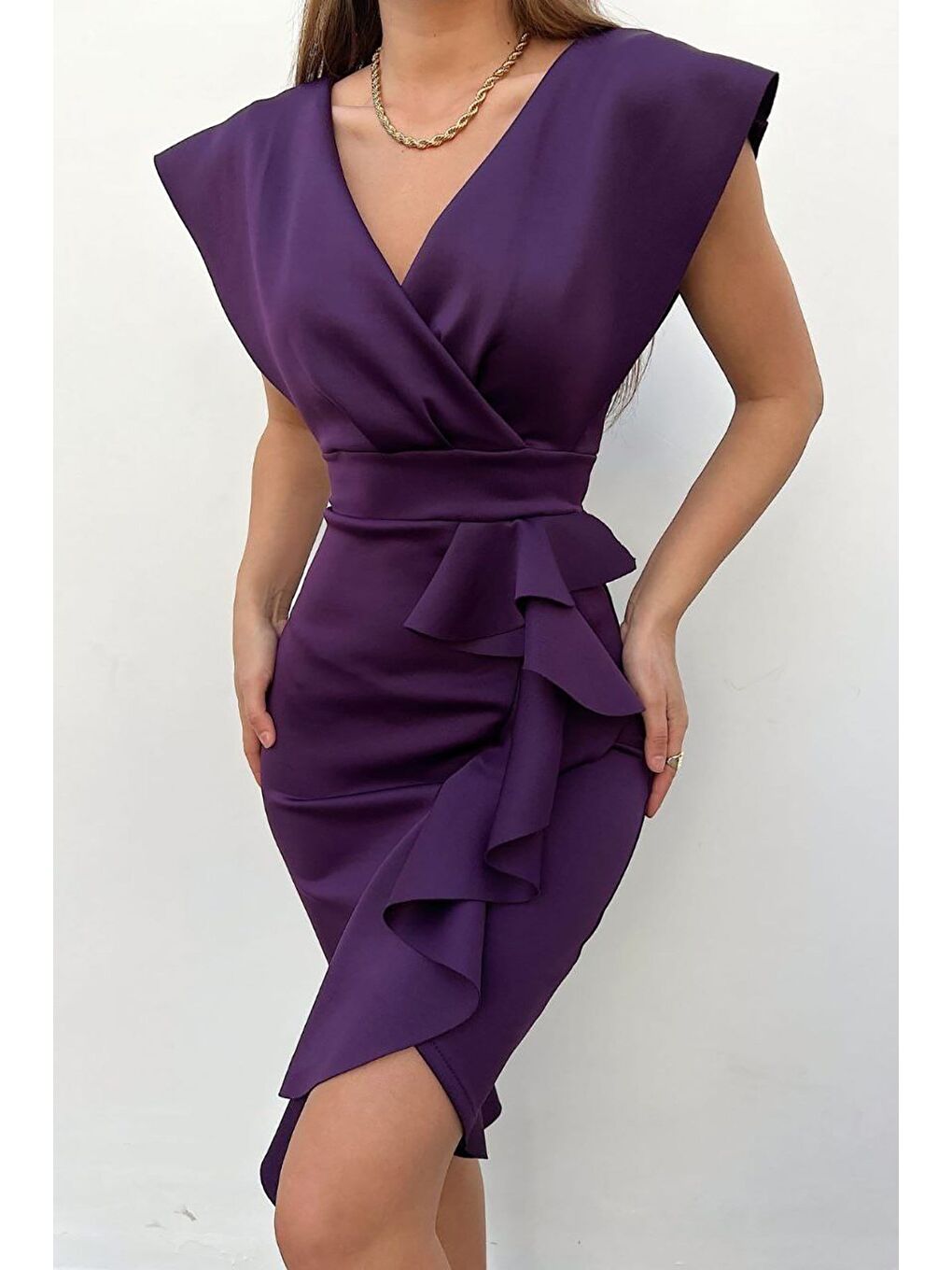 Mor Scuba Kumaş Omuz Düşük Volanlı Elbise