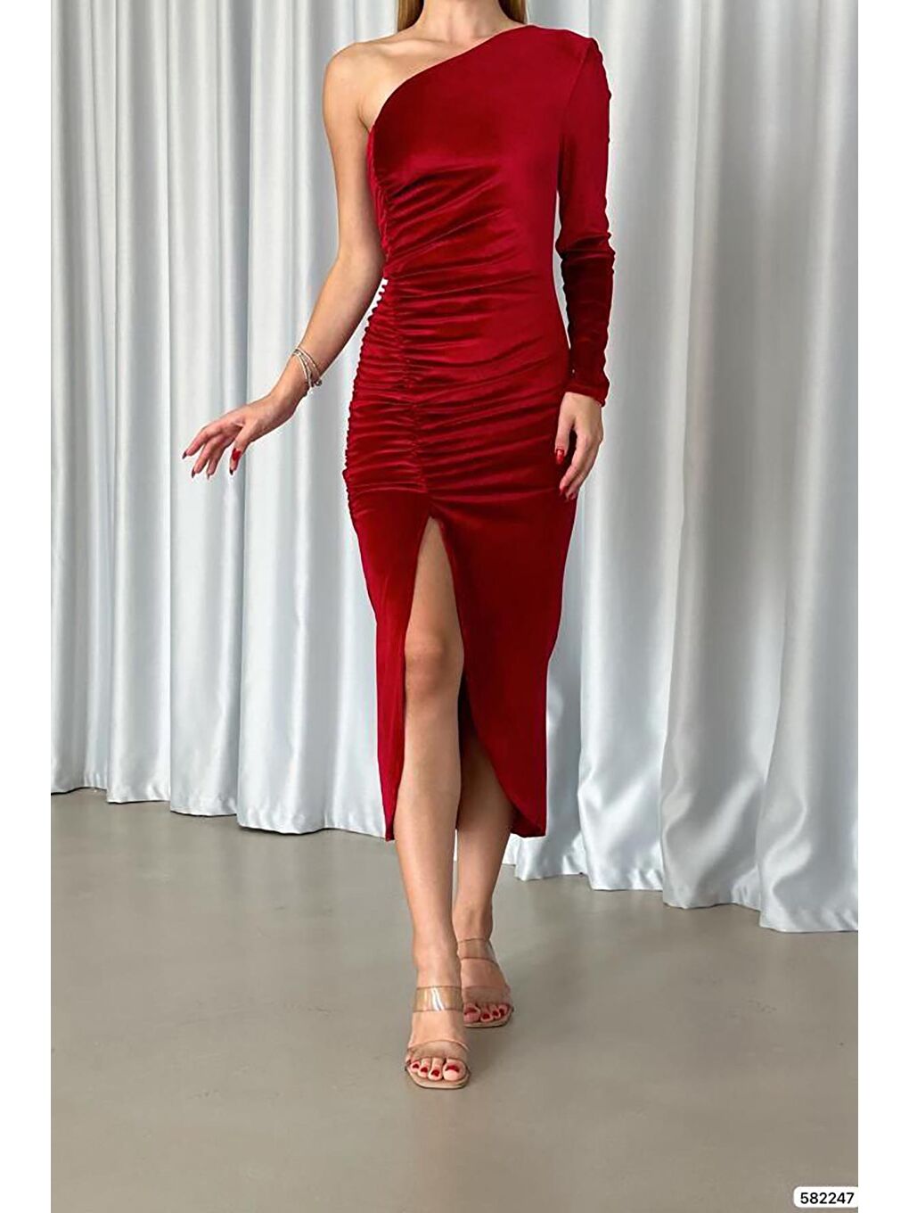 Kırmızı Asimetrik Yaka Büzgülü Yırtmaçlı Tek Kol Midi Boy Elbise Abiye