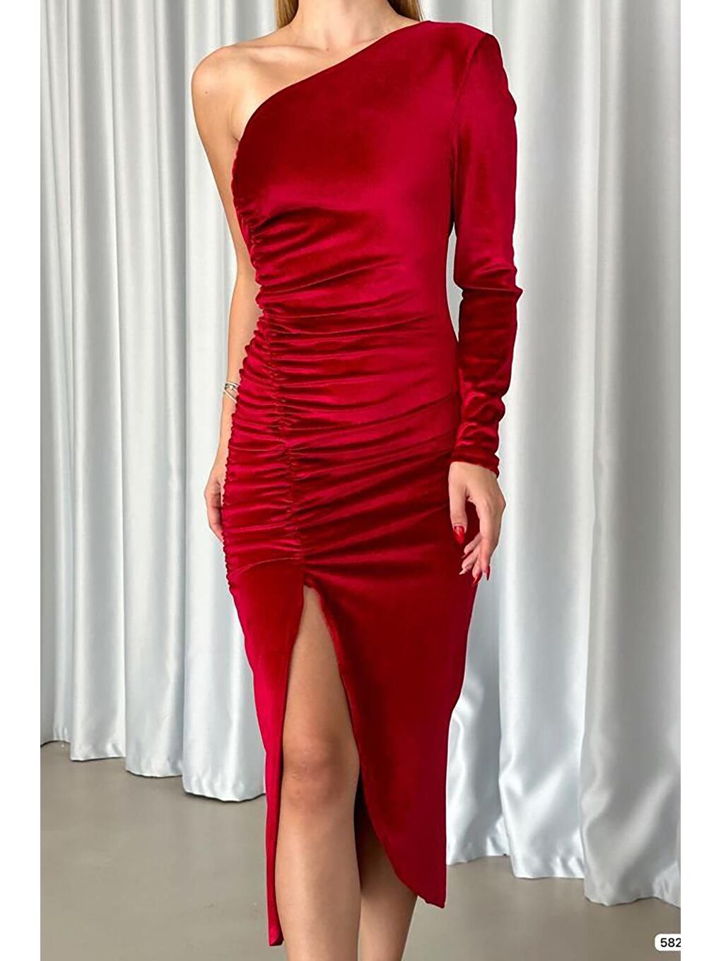 Kırmızı Asimetrik Yaka Büzgülü Yırtmaçlı Tek Kol Midi Boy Elbise Abiye-3