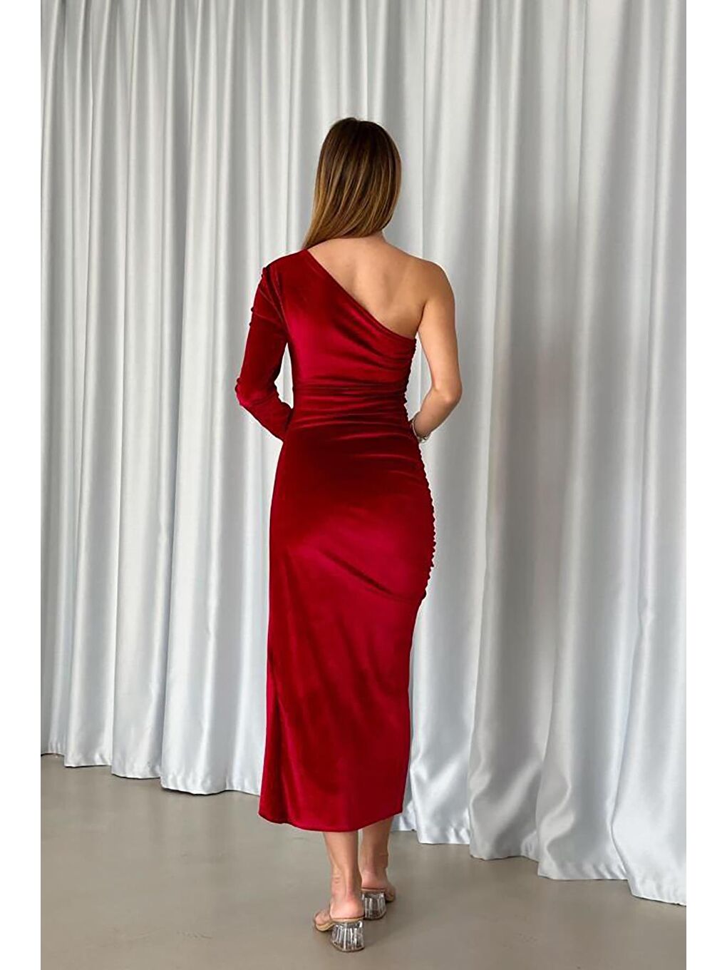 Kırmızı Asimetrik Yaka Büzgülü Yırtmaçlı Tek Kol Midi Boy Elbise Abiye-4