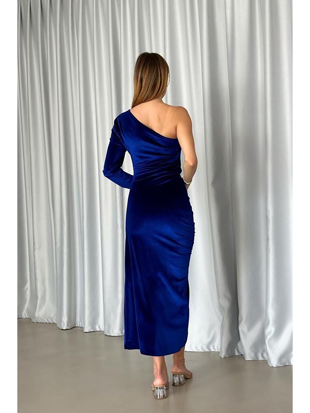 Mavi Asimetrik Yaka Büzgülü Yırtmaçlı Tek Kol Midi Boy Elbise Abiye-4