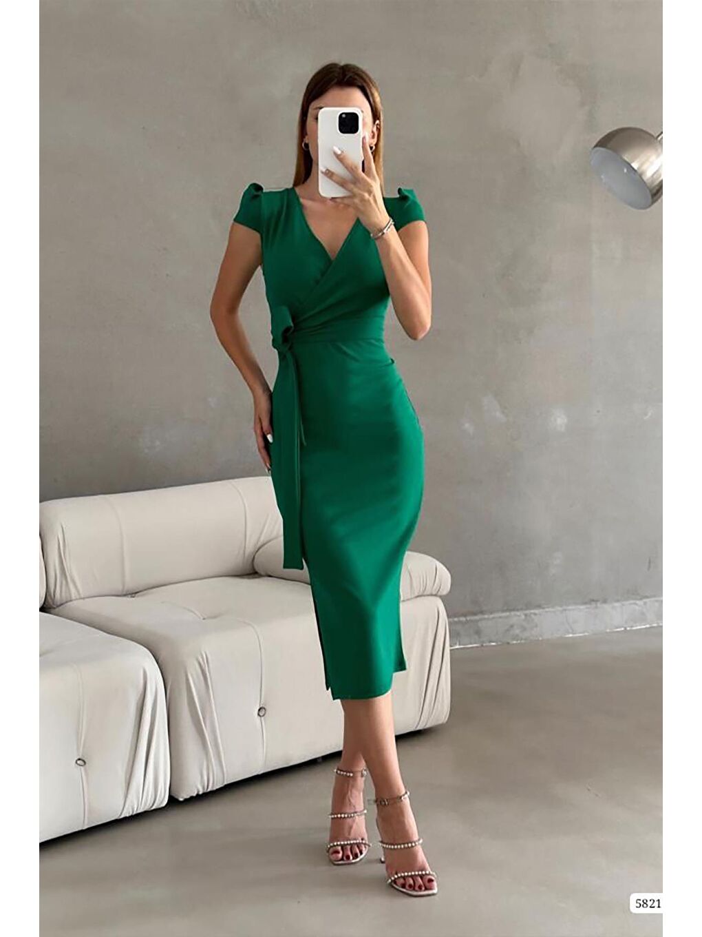 Yeşil İthal Krep Kumaş Kısa Kollu Kuşaklı Yandan Yırtmaçlı Elbise-1