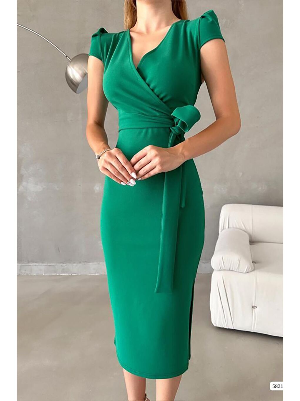 Yeşil İthal Krep Kumaş Kısa Kollu Kuşaklı Yandan Yırtmaçlı Elbise-2