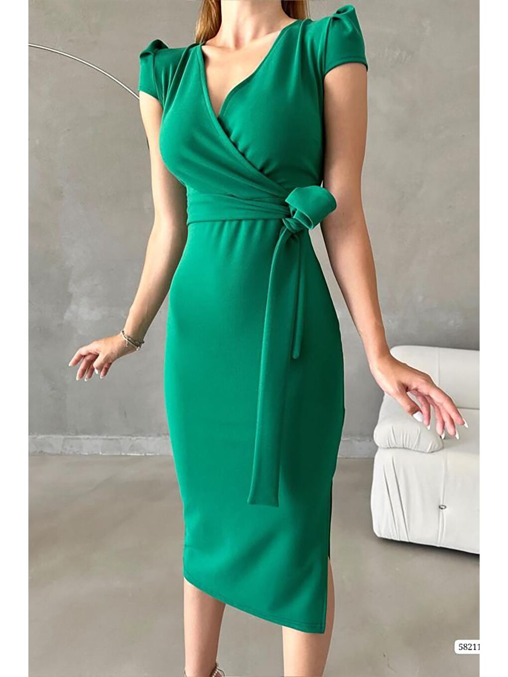 Yeşil İthal Krep Kumaş Kısa Kollu Kuşaklı Yandan Yırtmaçlı Elbise-3