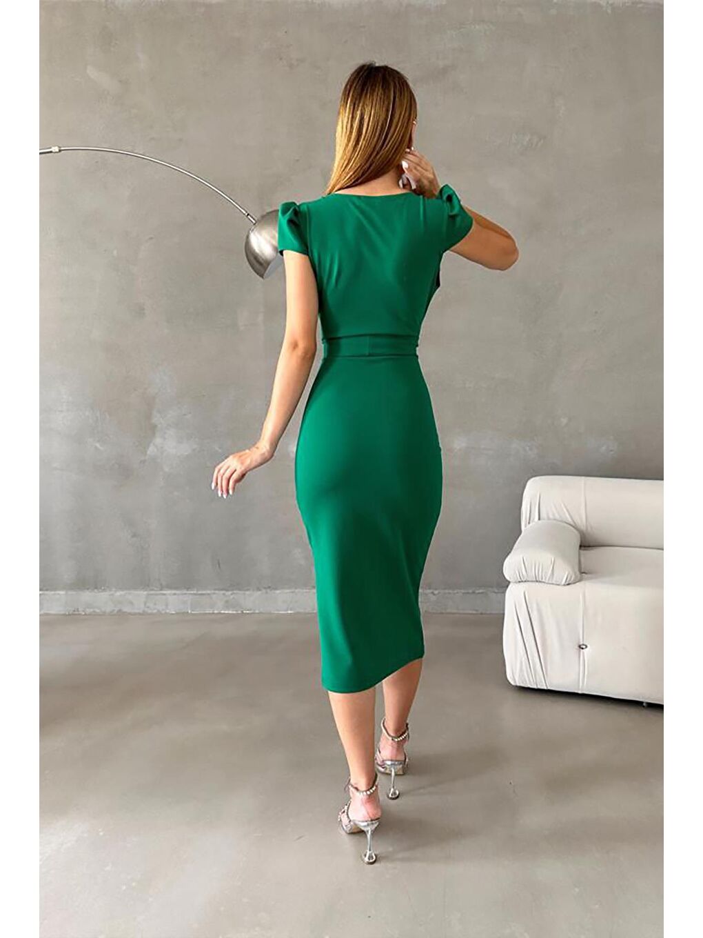 Yeşil İthal Krep Kumaş Kısa Kollu Kuşaklı Yandan Yırtmaçlı Elbise-4