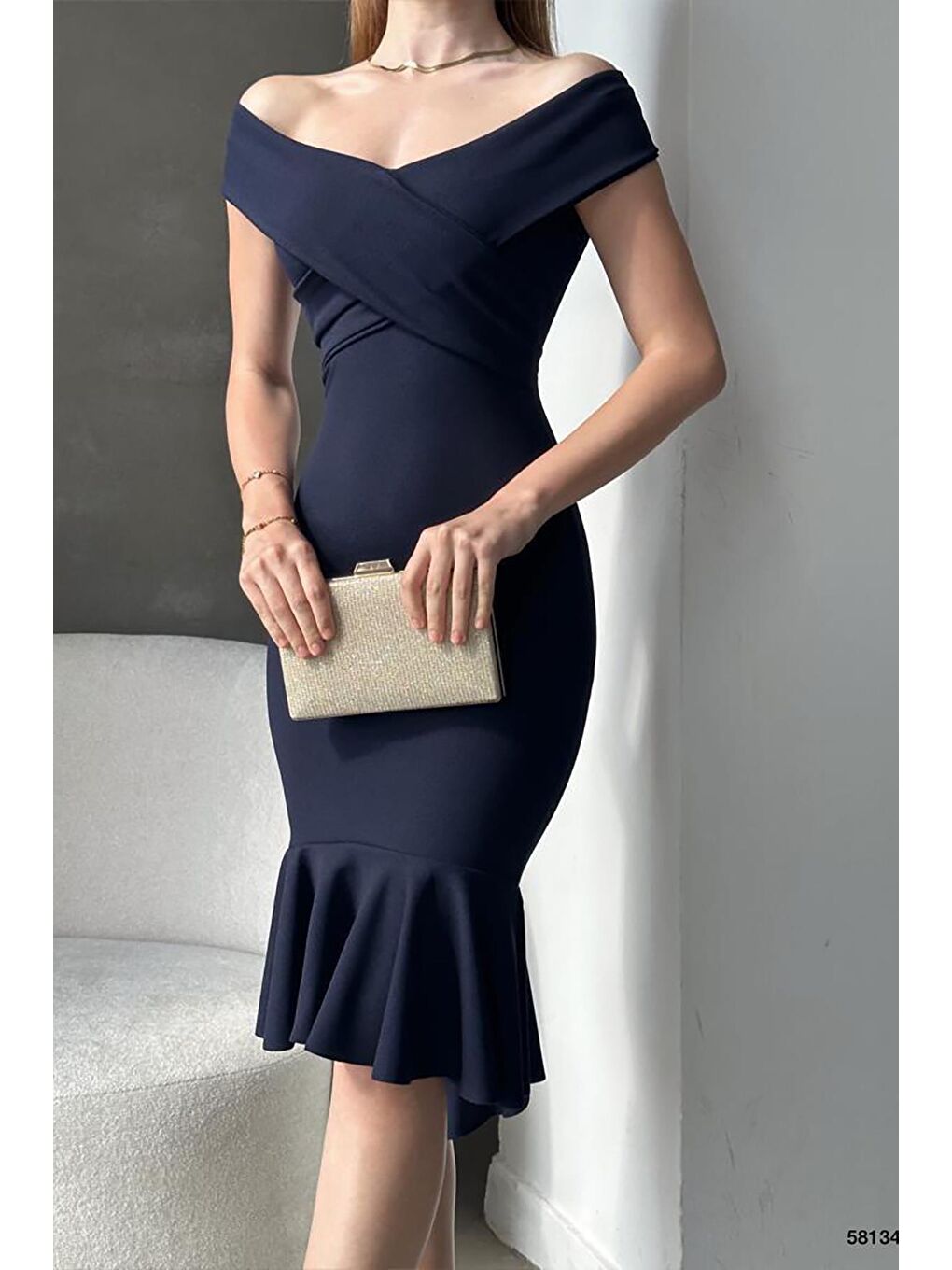 Siyah İthal Krep Kumaş Madonna Yaka Volanlı Elbise-3