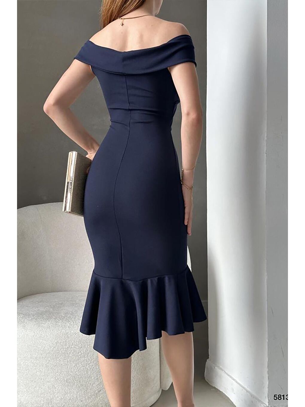 Siyah İthal Krep Kumaş Madonna Yaka Volanlı Elbise-4