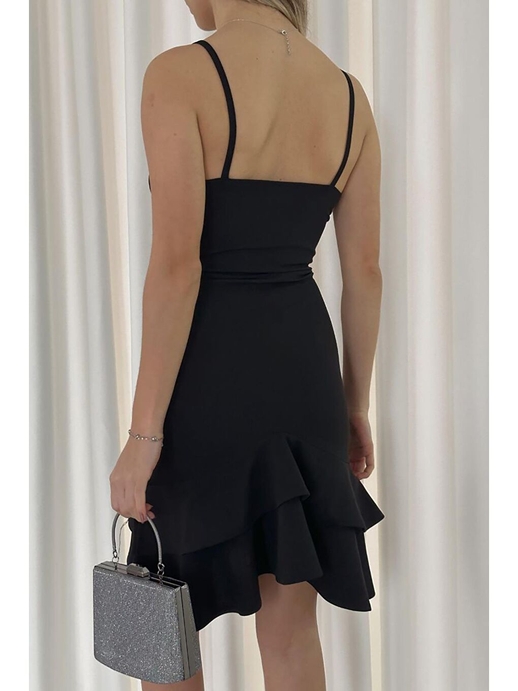 Siyah Göbek Üçgen Detaylı Volanlı Elbise-4