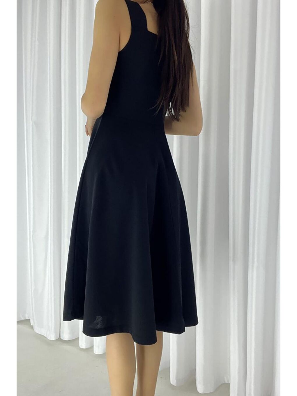 Siyah İthal Krep Kumaş Kalın Askılı Düğme Detaylı Elbise-1