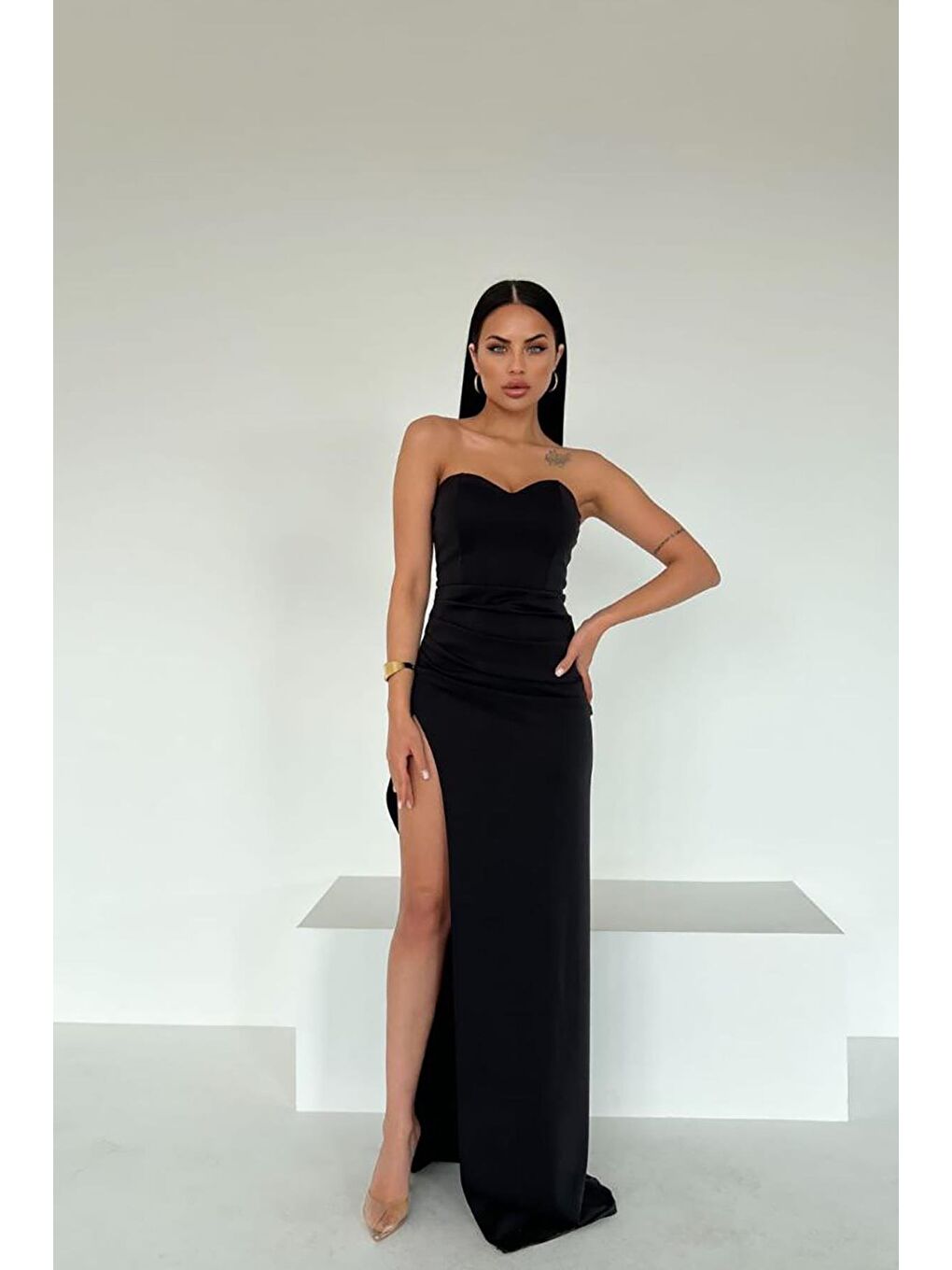 Siyah Kalp Yaka Derin Yırtmaç Detaylı Scuba Kumaş Elbise-1