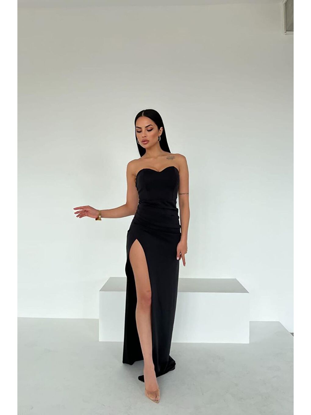 Siyah Kalp Yaka Derin Yırtmaç Detaylı Scuba Kumaş Elbise-3