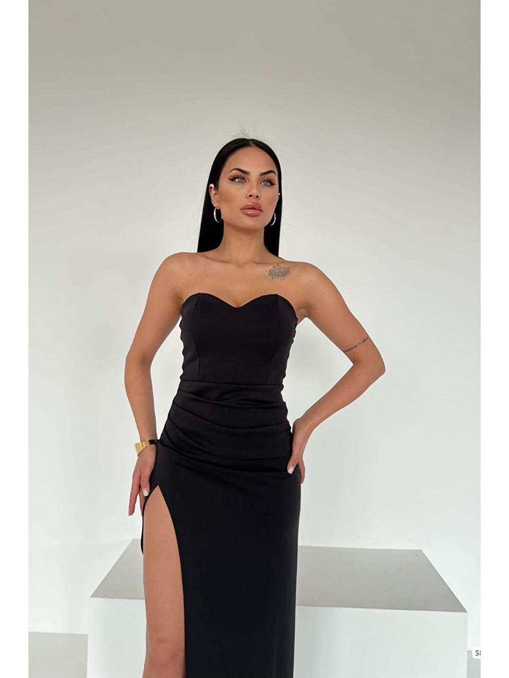 Siyah Kalp Yaka Derin Yırtmaç Detaylı Scuba Kumaş Elbise-5