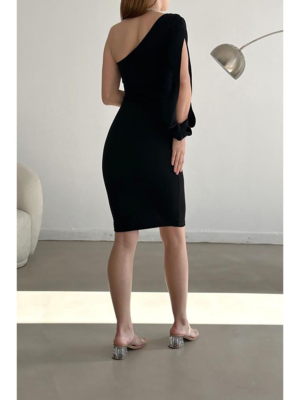 Siyah İthal Krep Kumaş Tek Omuz Kol Detay Elbise-4