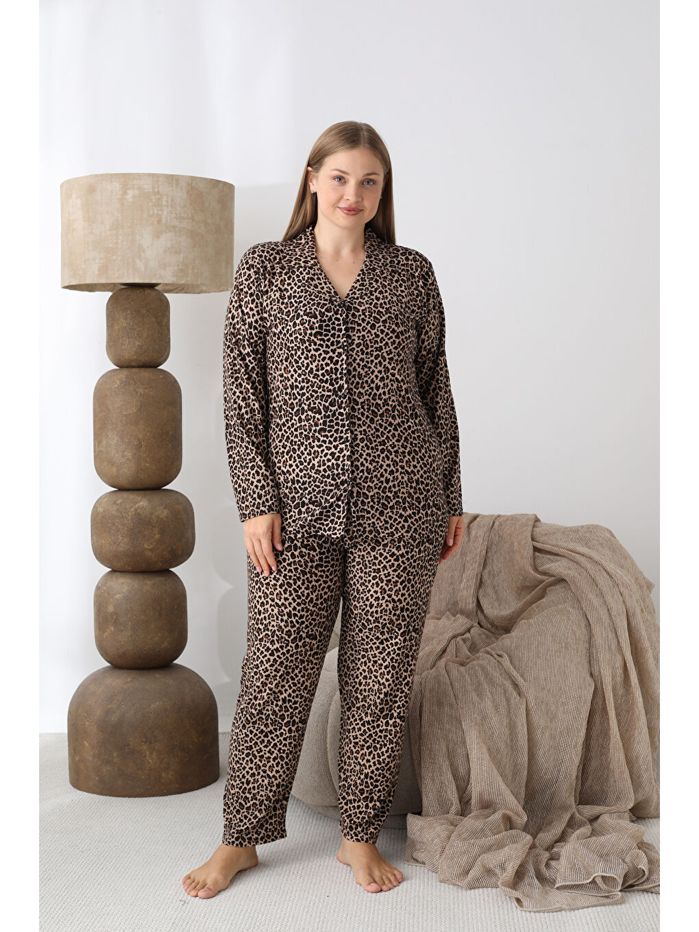 Siyah Boydan Düğmeli Süet Kumaş Büyük Beden Kadın Pijama Takımı 2170