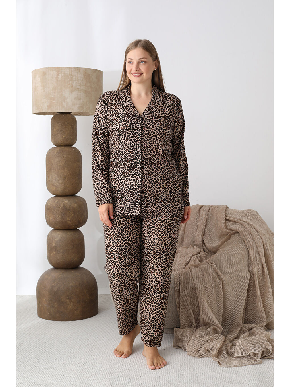 Siyah Boydan Düğmeli Süet Kumaş Büyük Beden Kadın Pijama Takımı 2170-1