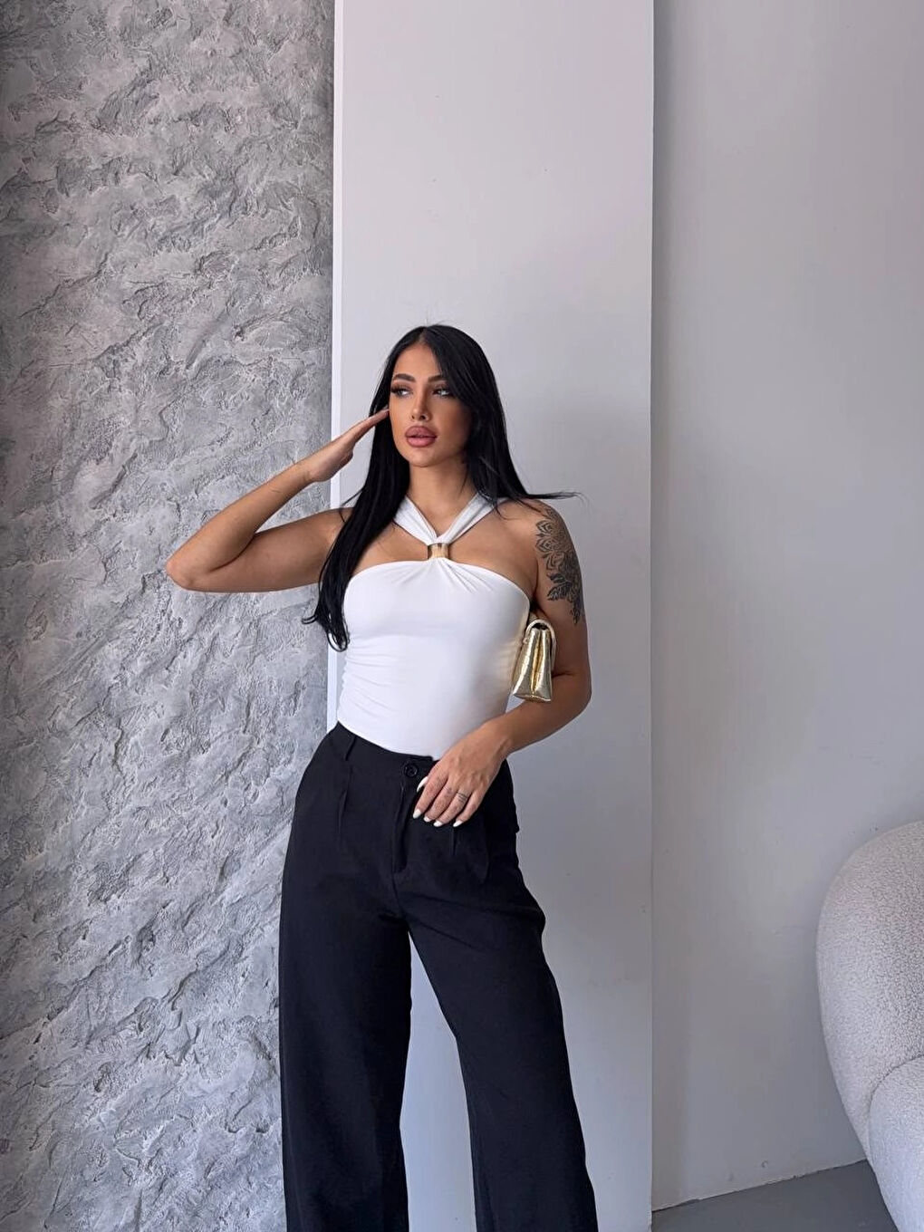 Kadın Beyaz Halter Yaka Metal Detaylı Crop Bluz HZL25S-FRY123251