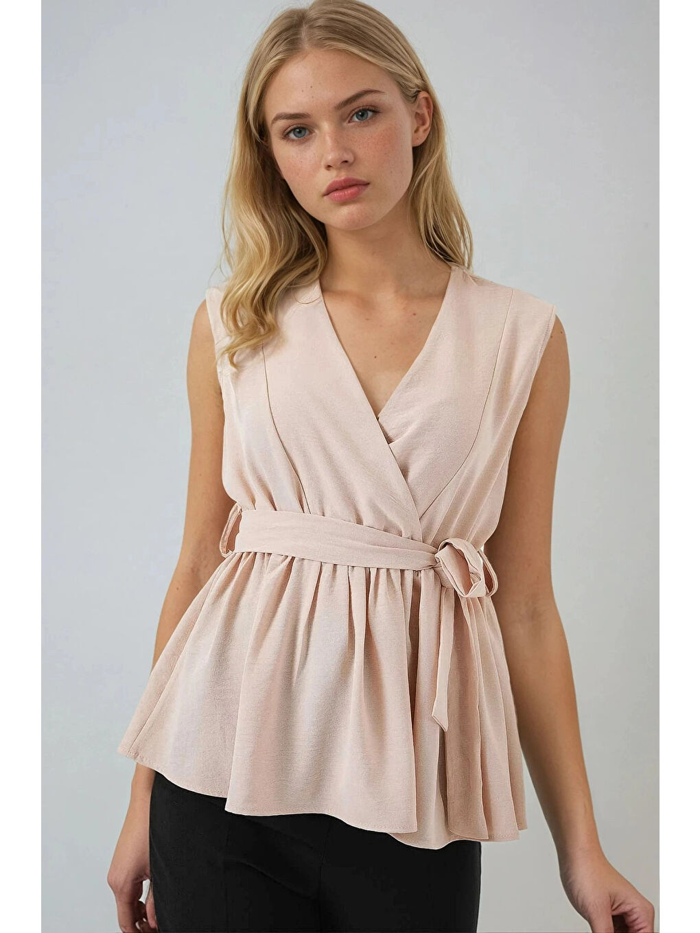 Kadın Bej Kruvaze Yaka Beli Lastikli Kuşaklı Bluz HZL25S-BD19661