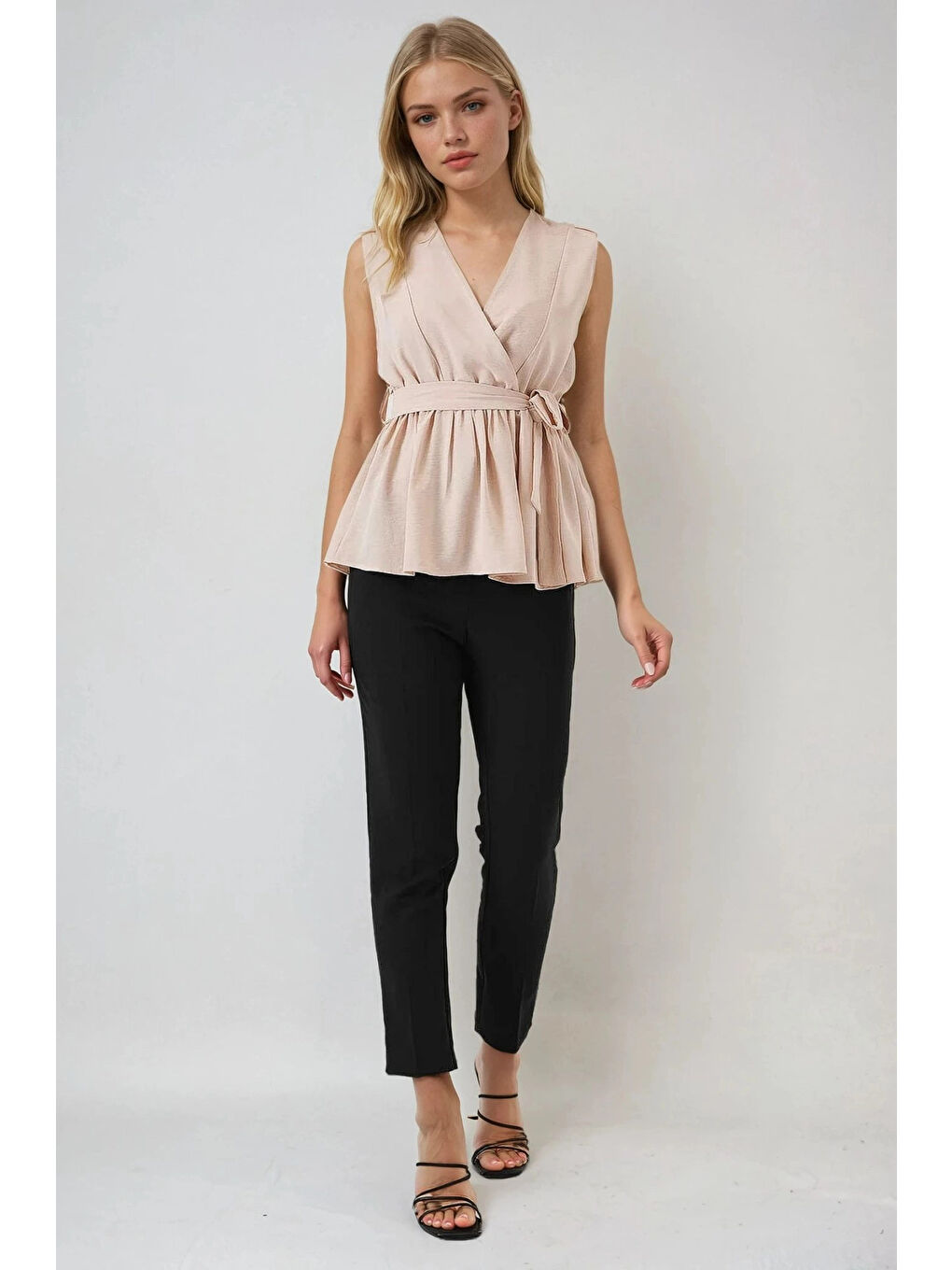 Kadın Bej Kruvaze Yaka Beli Lastikli Kuşaklı Bluz HZL25S-BD19661-1