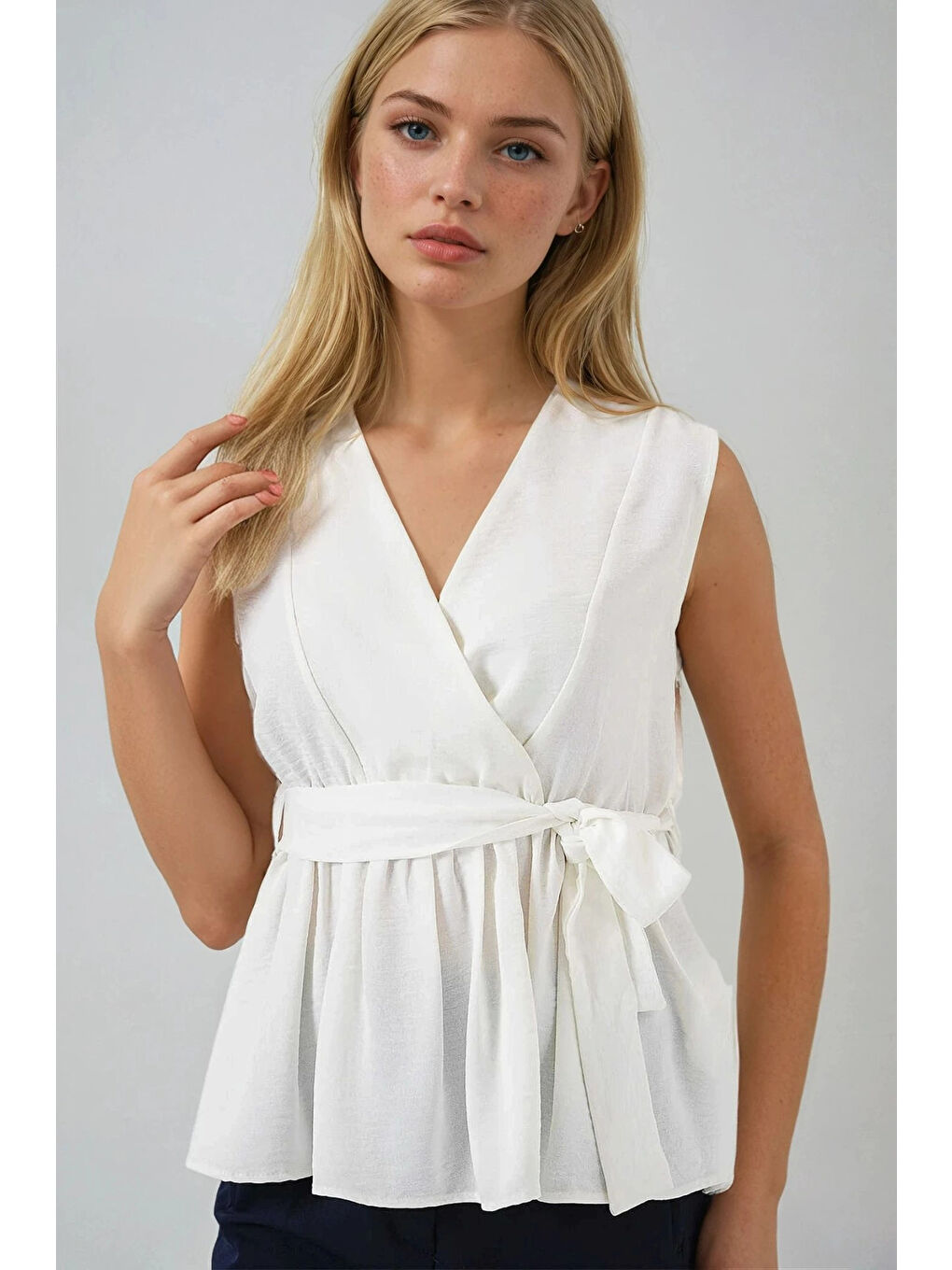 Kadın Beyaz Kruvaze Yaka Beli Lastikli Kuşaklı Bluz HZL25S-BD19661