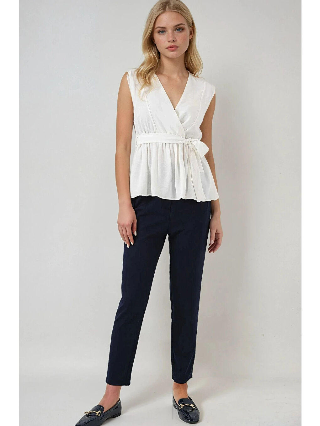 Kadın Beyaz Kruvaze Yaka Beli Lastikli Kuşaklı Bluz HZL25S-BD19661-1