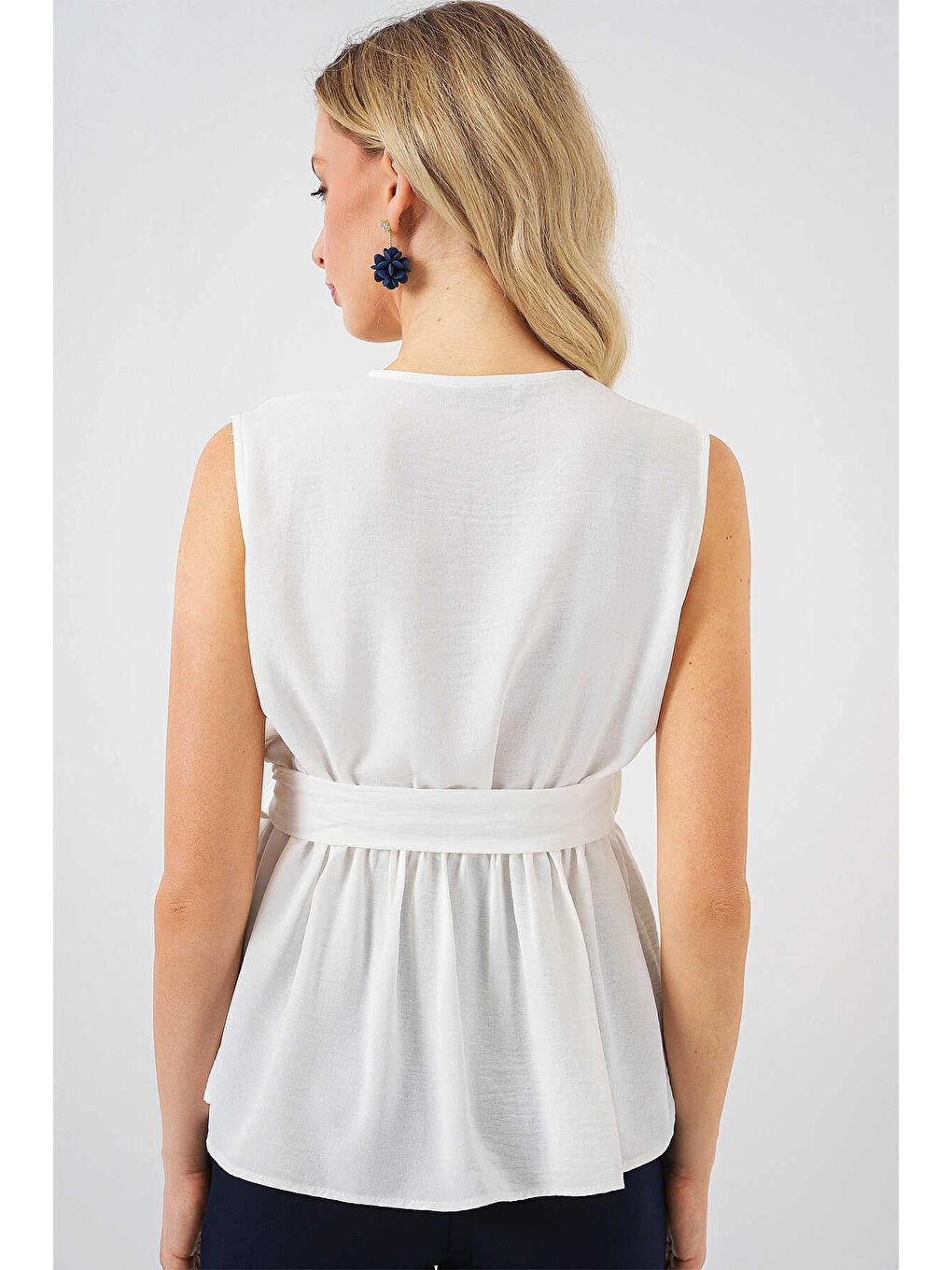 Kadın Beyaz Kruvaze Yaka Beli Lastikli Kuşaklı Bluz HZL25S-BD19661-3