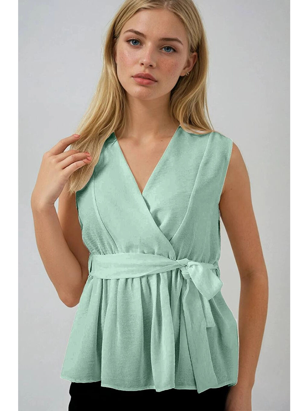 Kadın Çağla Yeşil Kruvaze Yaka Beli Lastikli Kuşaklı Bluz HZL25S-BD19661