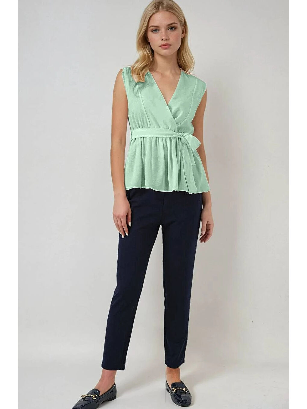 Kadın Çağla Yeşil Kruvaze Yaka Beli Lastikli Kuşaklı Bluz HZL25S-BD19661-1