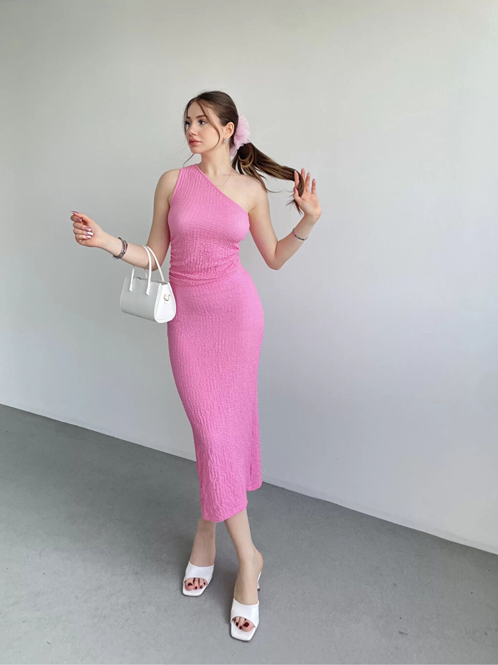 Kadın Pembe Gofre Kumaş Tek Omuz Bluz HZL25S-ZK13271-2