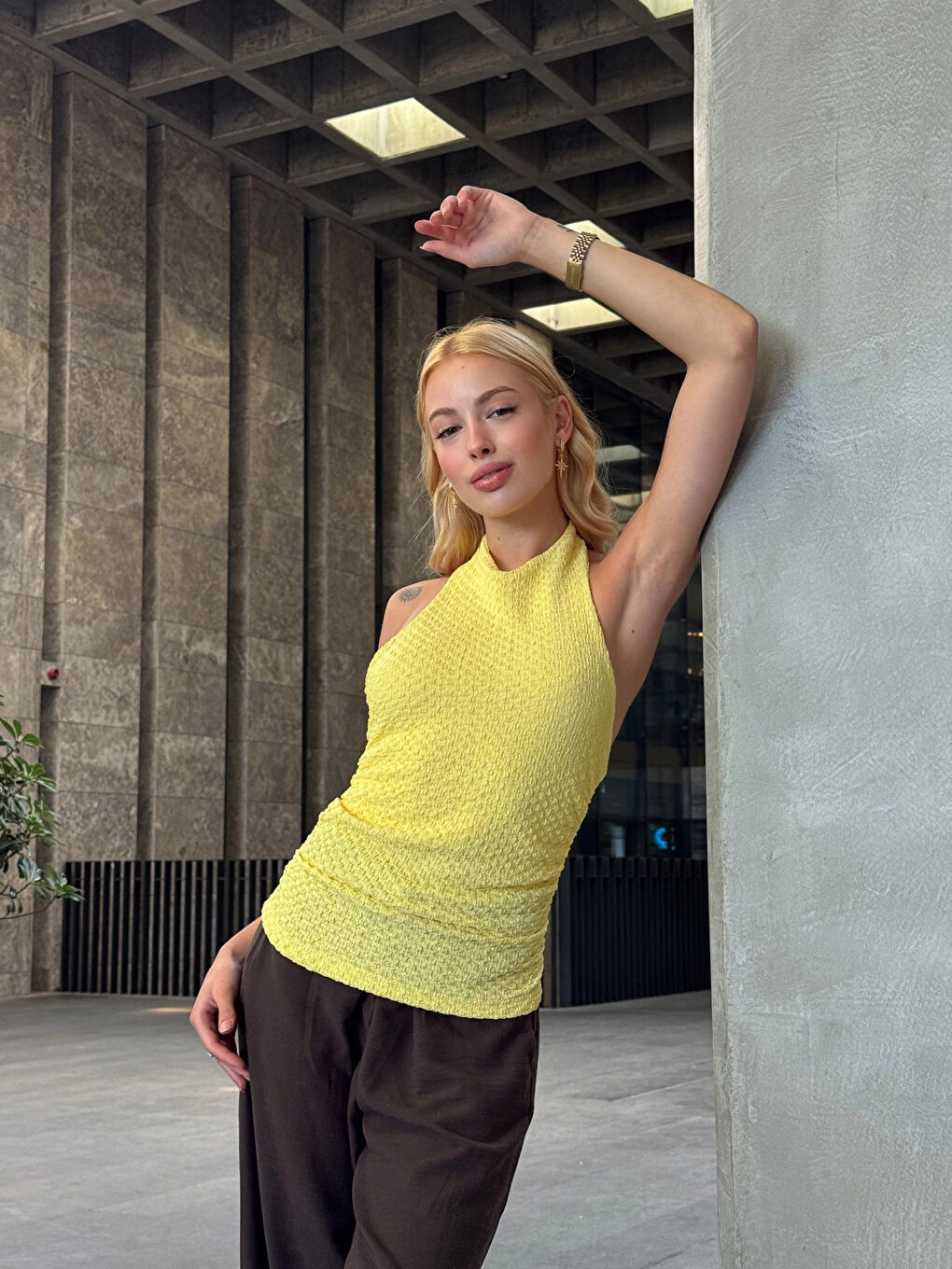 Kadın Sarı Boyundan Bağlamalı Gofre Kumaş Bluz HZL25S-ZK13631-3