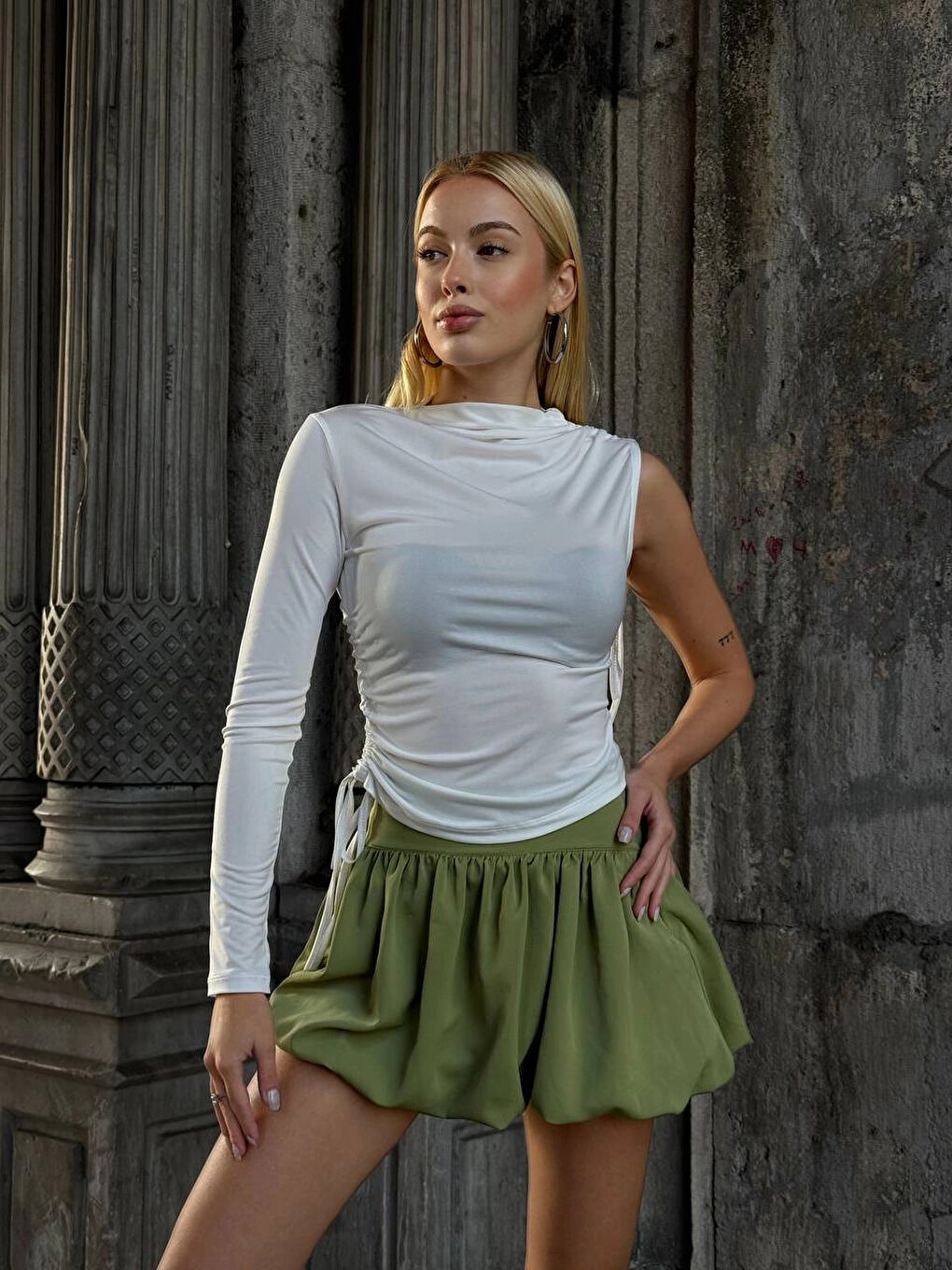 Kadın Beyaz Tek Kol Yanları Büzgülü Sandy Kumaş Bluz HZL25W-ZK11501-2