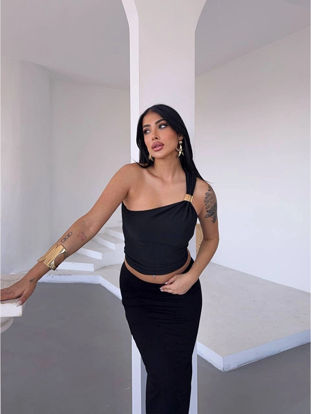 Kadın Siyah Tek Omuz Gold Metal Detaylı Bluz HZL25S-FRY123111-2