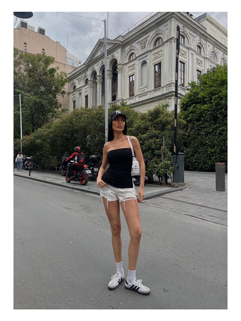 Kadın Siyah Yanı Büzgülü Çift Yırtmaçlı Straplez Bluz HZL24S-ZK13091-2