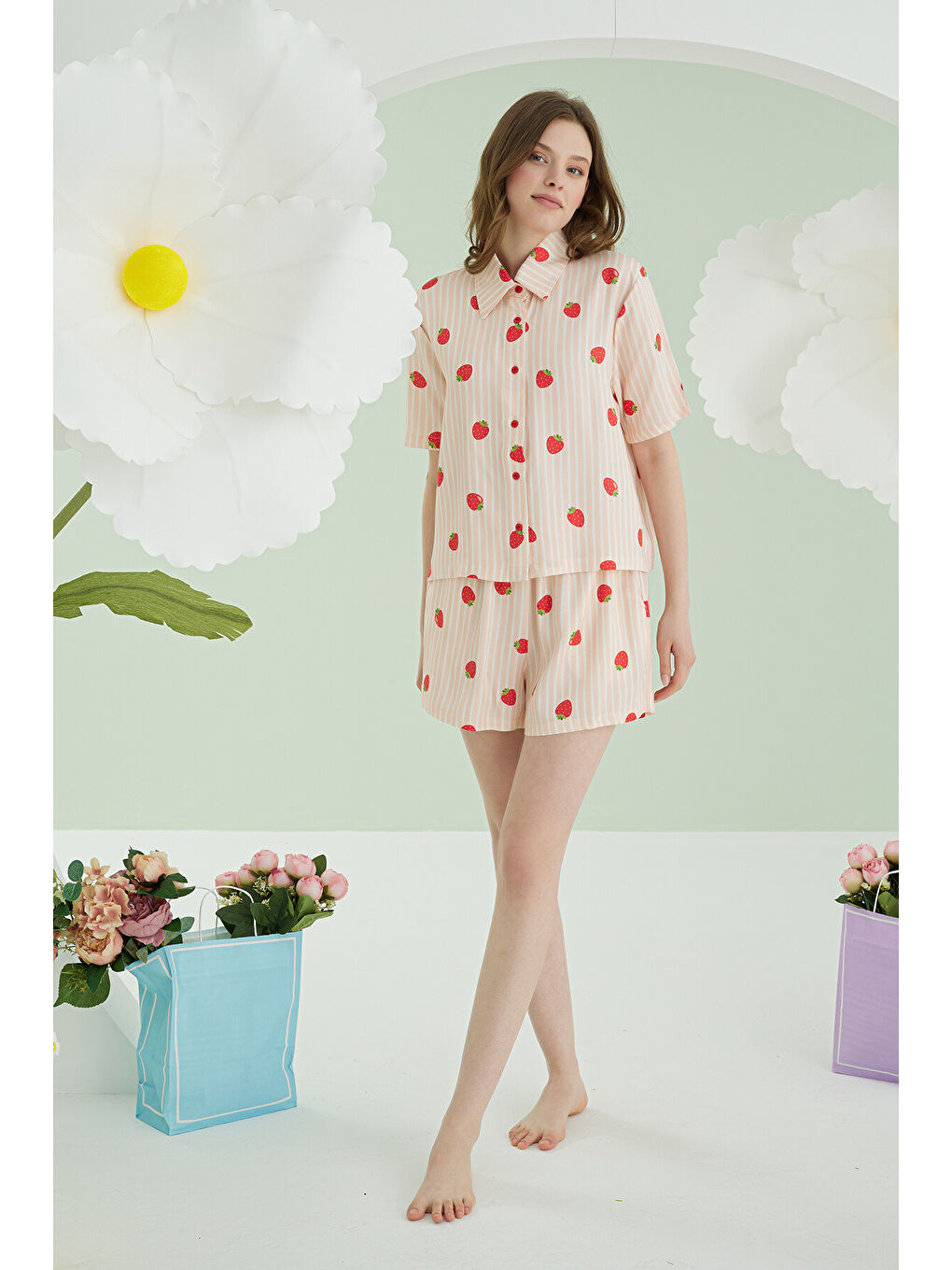 Turuncu Çilekli Şortlu Önden Düğmeli Pijama Takımı-1