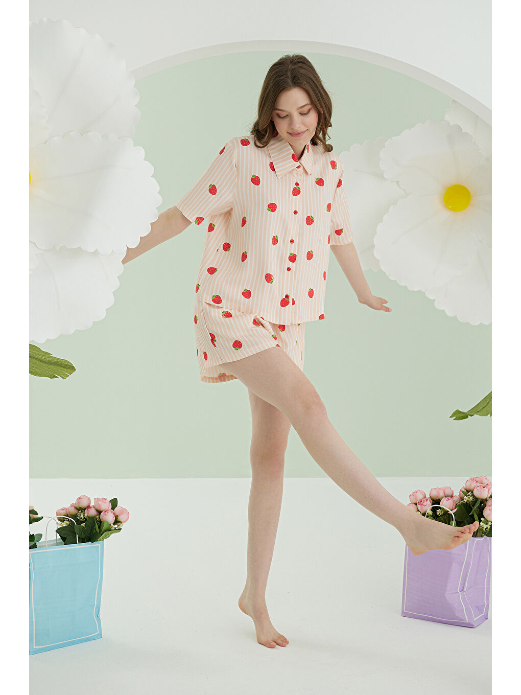 Turuncu Çilekli Şortlu Önden Düğmeli Pijama Takımı-3