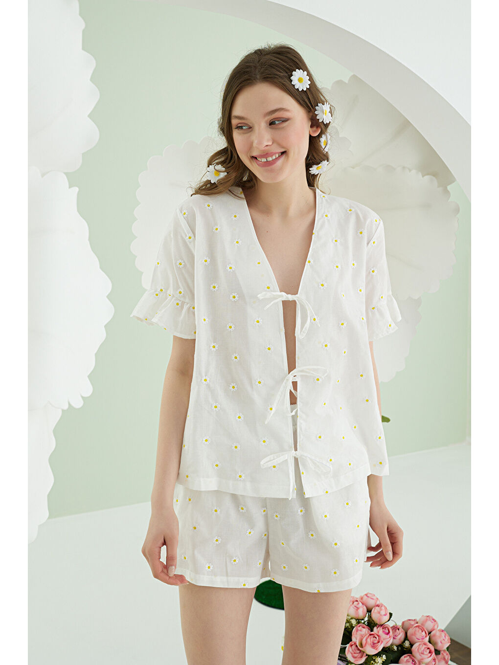 Beyaz Papatya Şortlu Önden Bağlamalı Pijama Takımı
