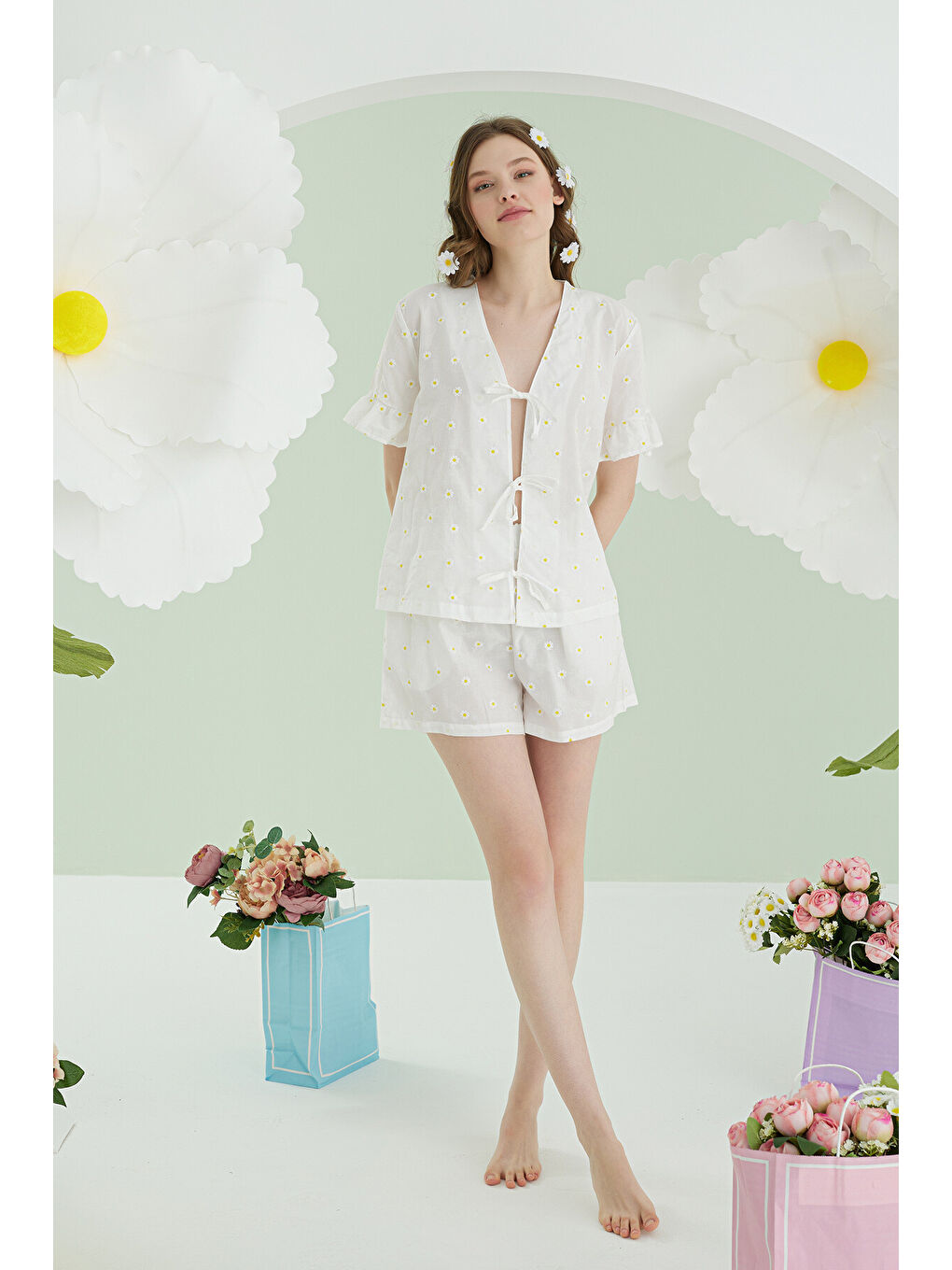 Beyaz Papatya Şortlu Önden Bağlamalı Pijama Takımı-1