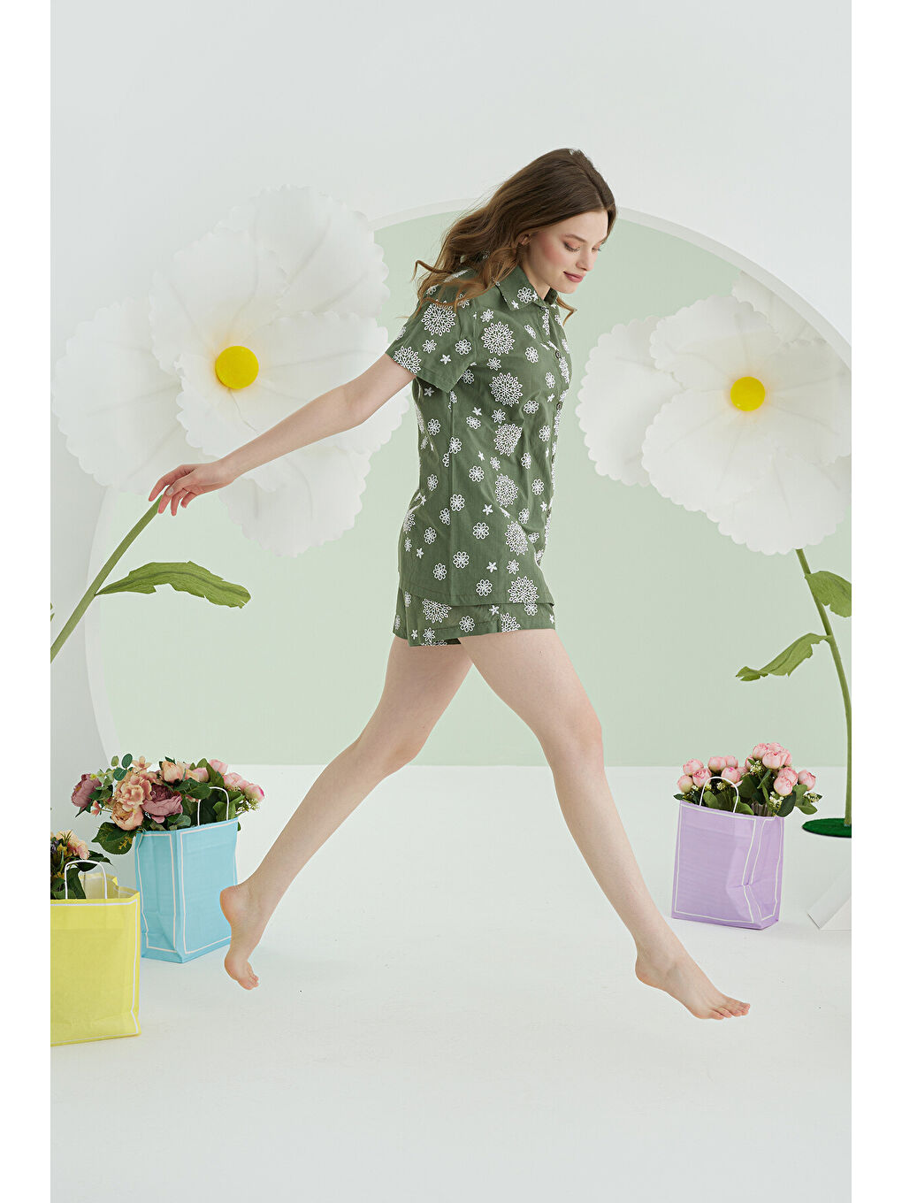 Yeşil Çiçek Desenli Şortlu Önden Düğmeli Pijama Takımı-2