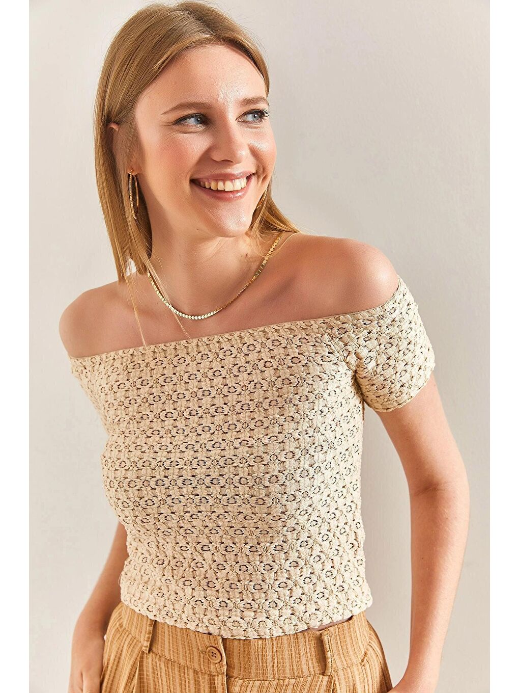 Bej Kadın Madonna Yaka Desenli Bluz