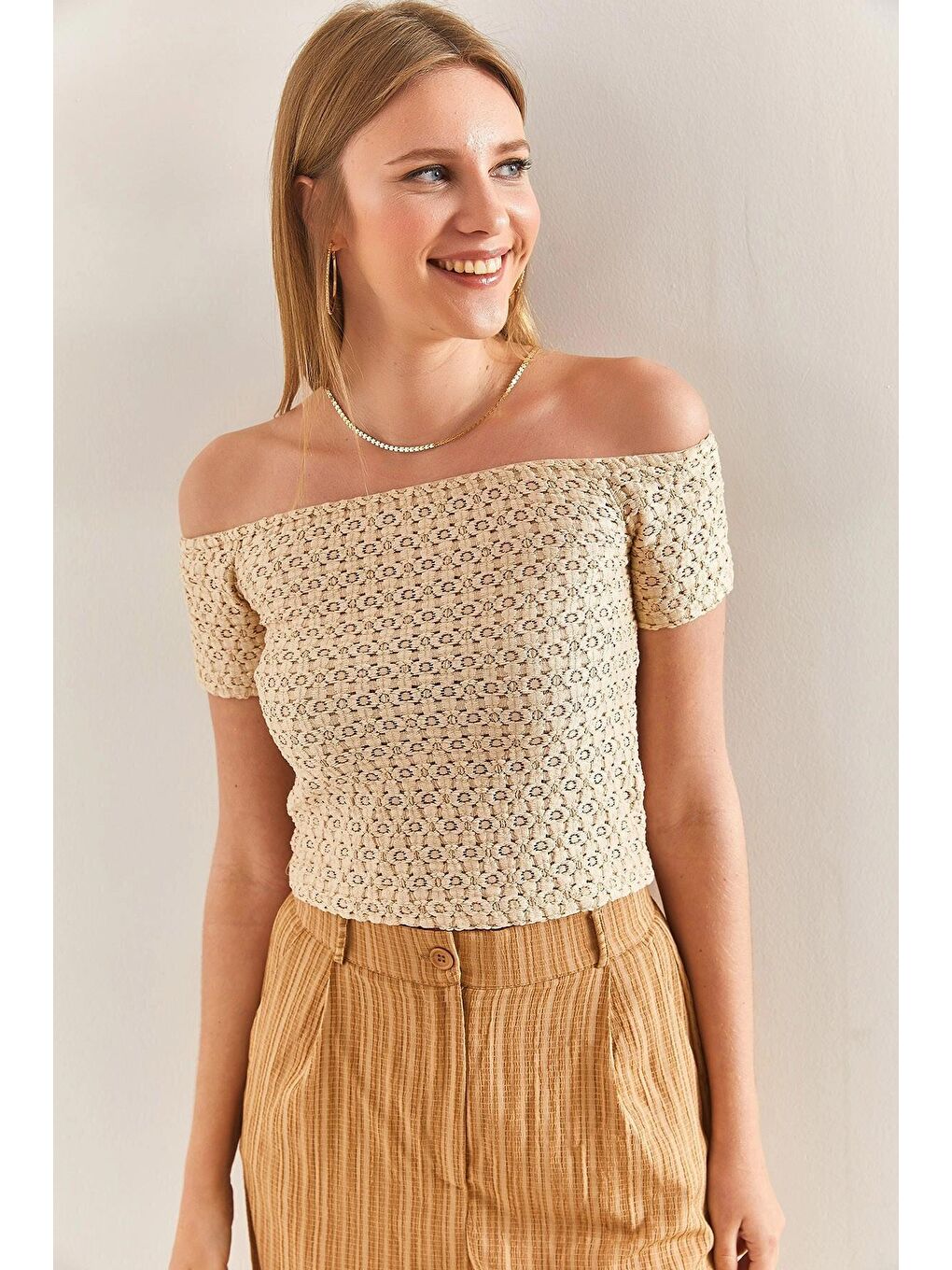 Bej Kadın Madonna Yaka Desenli Bluz-3