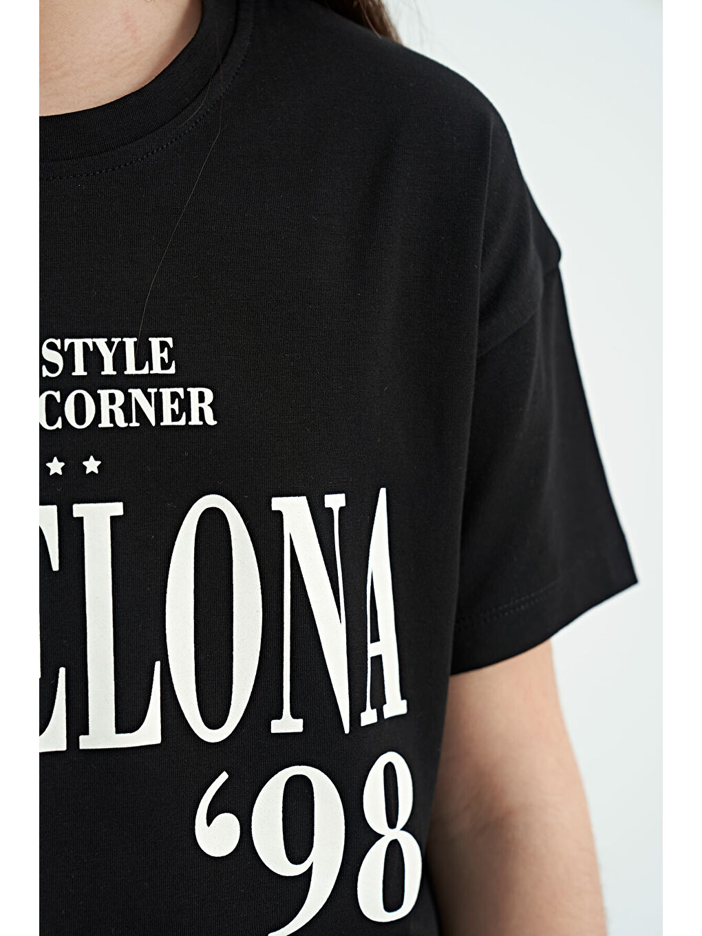 Siyah O Yaka Yazı Baskılı Düşük Omuz Oversize Kız Çocuk Tişört - 75115-4