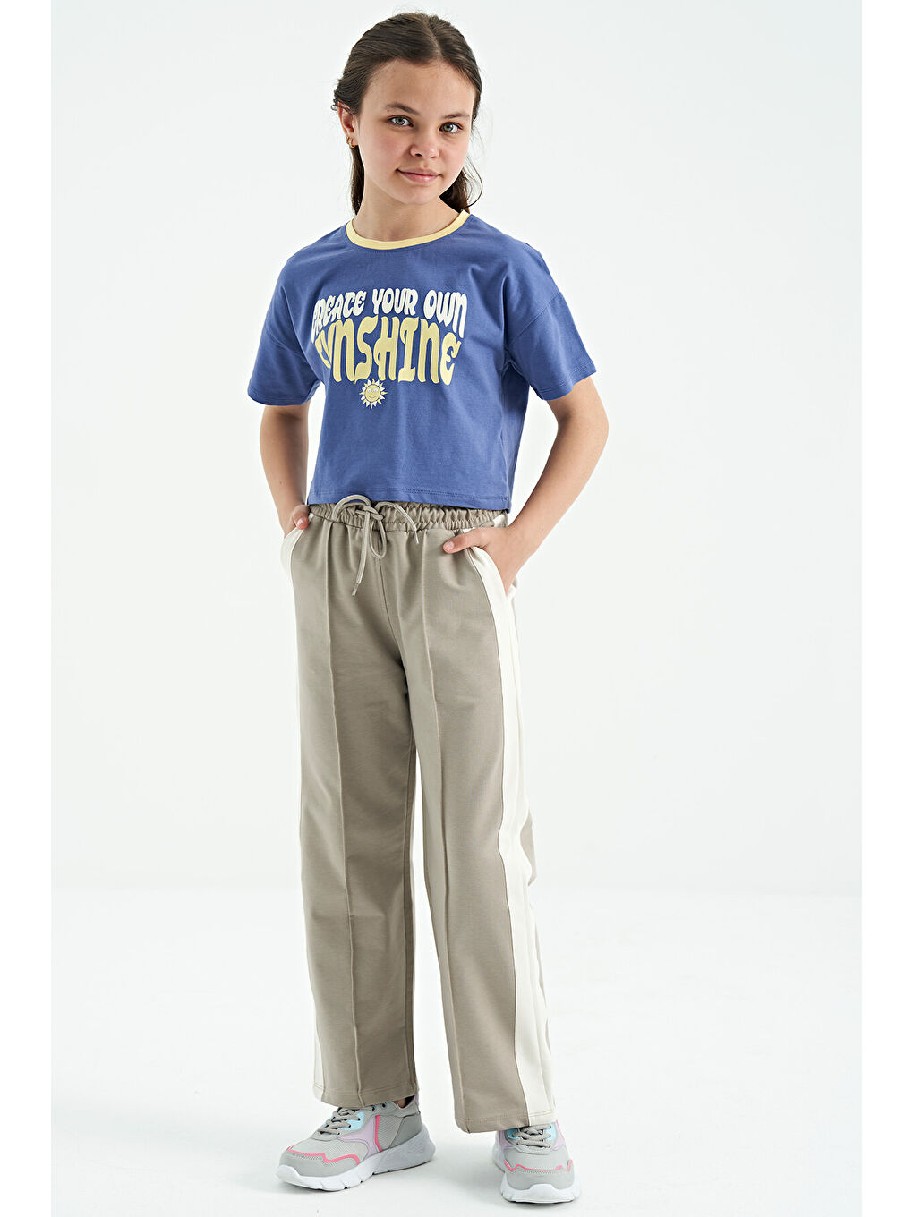 Koyu Bej Yan Bant Detaylı Bağcıklı Rahat Kalıp Geniş Paça Kız Çocuk Eşofman Alt - 75119-1