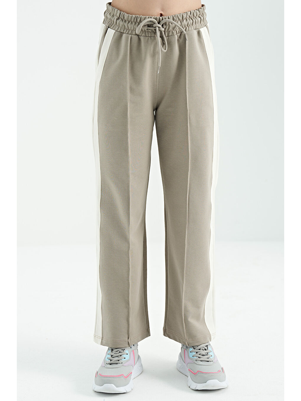 Koyu Bej Yan Bant Detaylı Bağcıklı Rahat Kalıp Geniş Paça Kız Çocuk Eşofman Alt - 75119-3