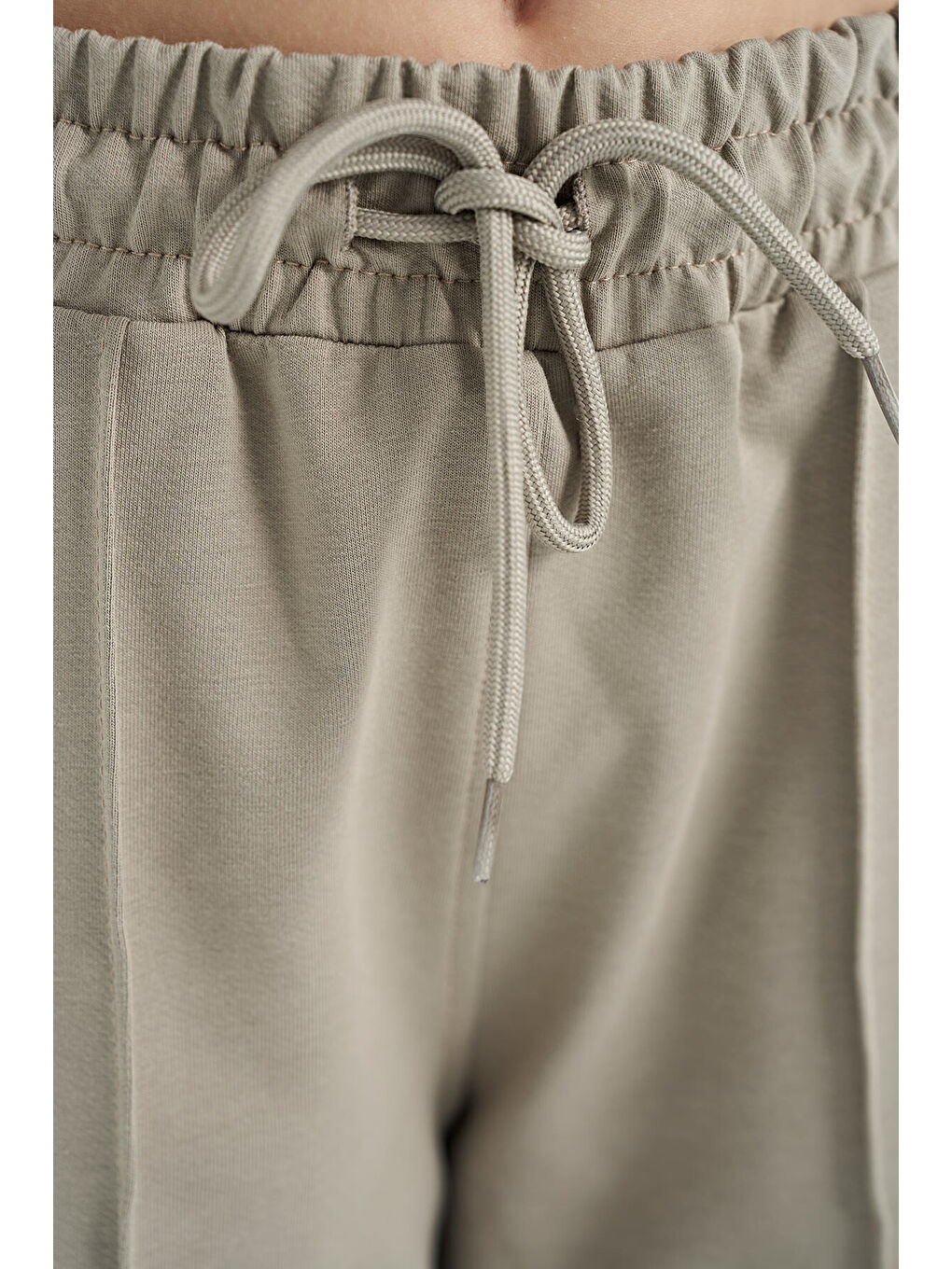 Koyu Bej Yan Bant Detaylı Bağcıklı Rahat Kalıp Geniş Paça Kız Çocuk Eşofman Alt - 75119-5