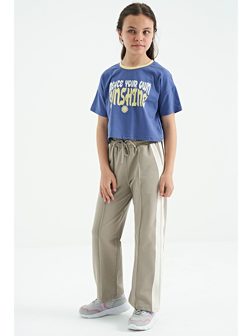 Koyu Bej Yan Bant Detaylı Bağcıklı Rahat Kalıp Geniş Paça Kız Çocuk Eşofman Alt - 75119-7