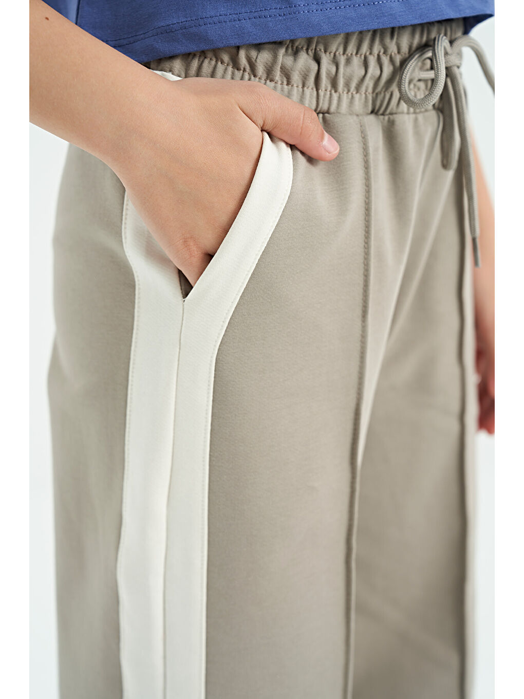 Koyu Bej Yan Bant Detaylı Bağcıklı Rahat Kalıp Geniş Paça Kız Çocuk Eşofman Alt - 75119-9