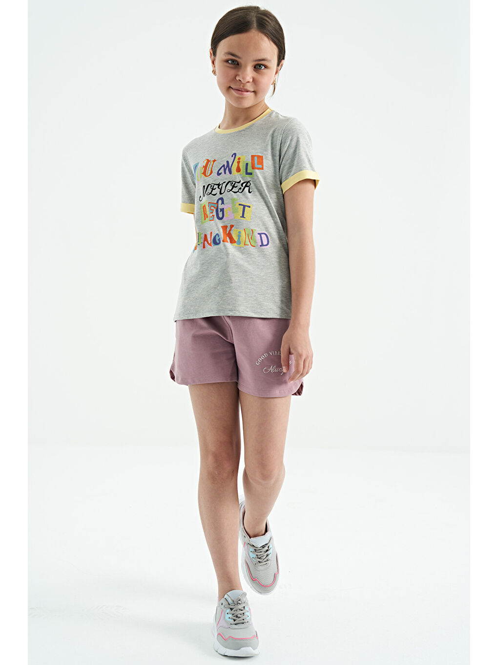 Gri Melanj Renkli Yazı Detaylı O Yaka Rahat Form Kız Çocuk Tişört - 75109-3