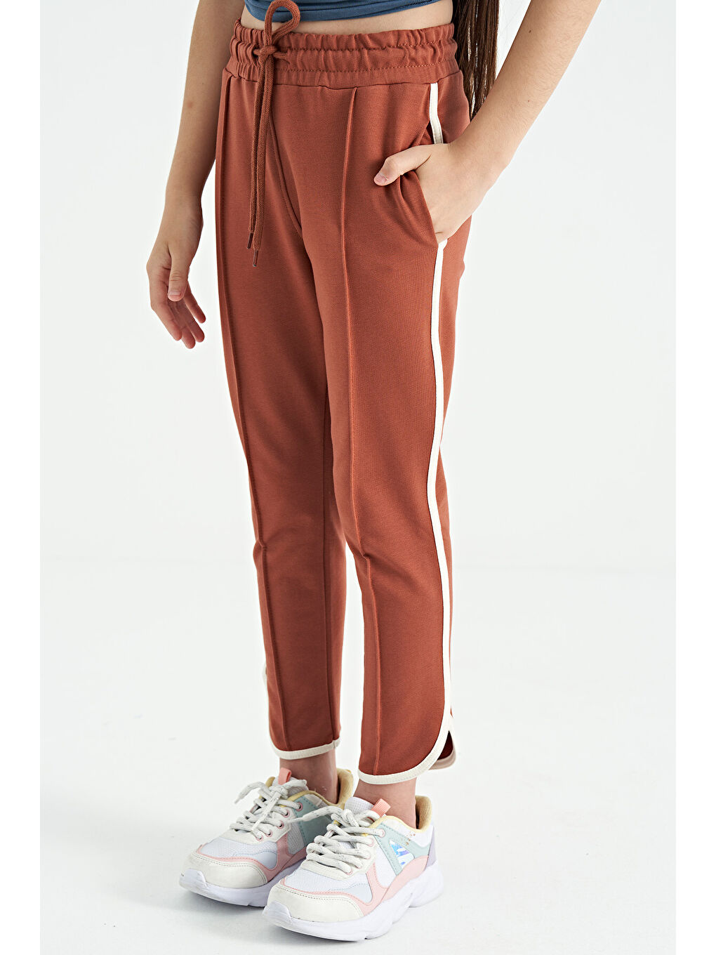 Kahverengi Tarçın Biye Detaylı Bağcıklı Ön Nevürlü Geniş Paçalı Kız Çocuk Eşofman Altı - 75124-2