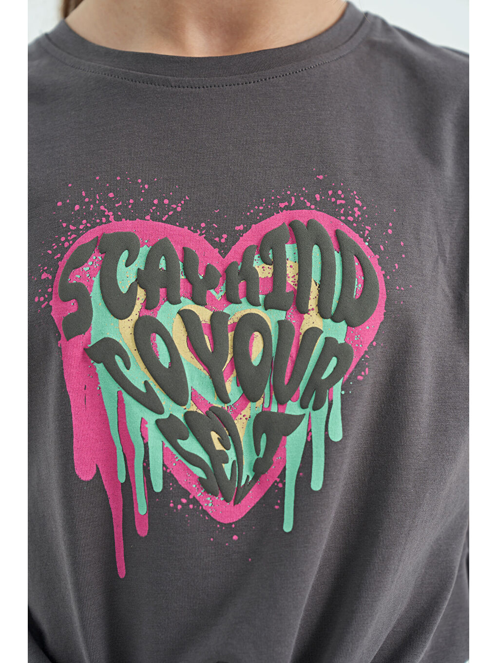 Koyu Gri Kalp Baskılı Ön Düğüm Detaylı Rahat Form Kız Çocuk Tişört - 75114-2